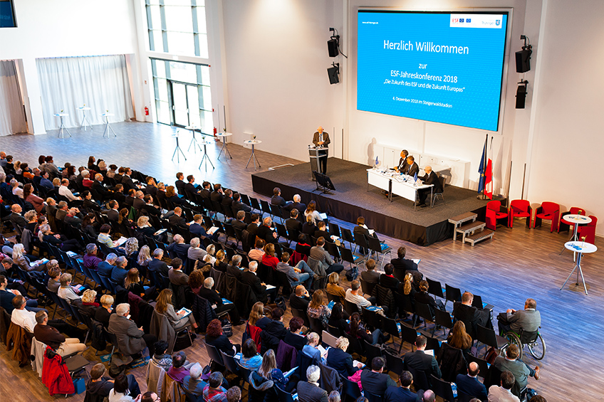 Blick aufs Publikum und auf die Speaker-Bühne von oben